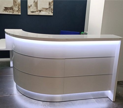 Mostrador de diseño para empresa, lacado blanco y luz led. Instalación LA OFICINA ONLINE.